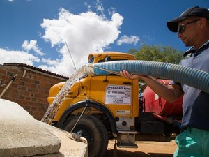 Mais de 140 mil pessoas são beneficiadas com retomada da Operação Carro-Pipa