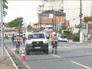 Queda de fiação elétrica deixa avenida interditada na orla da Pajuçara