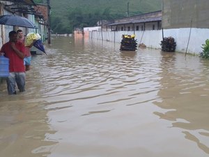 Moradores de Jacuípe sofrem com inundações