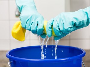 Água sanitária: esclareça suas dúvidas de como usar o produto contra o coronavírus