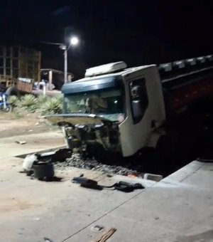 [Vídeo] Carreta cai em buraco de pista em Novo Lino