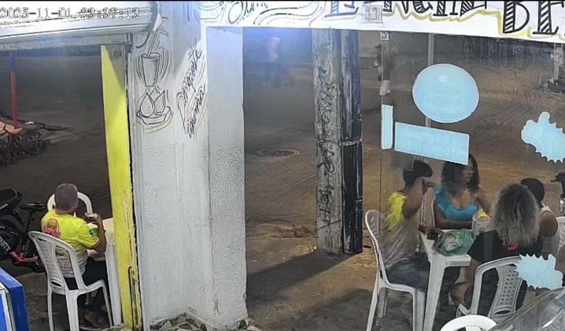 Homem é atropelado por moto ao atravessar rua no Vergel do Lago e morre no HGE