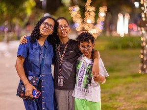 Famílias de Maceió comemoram chegada de luzes e atrações de Natal na Praça Centenário