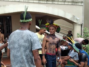 Povos indígenas fazem protesto na sede da Funai em Maceió