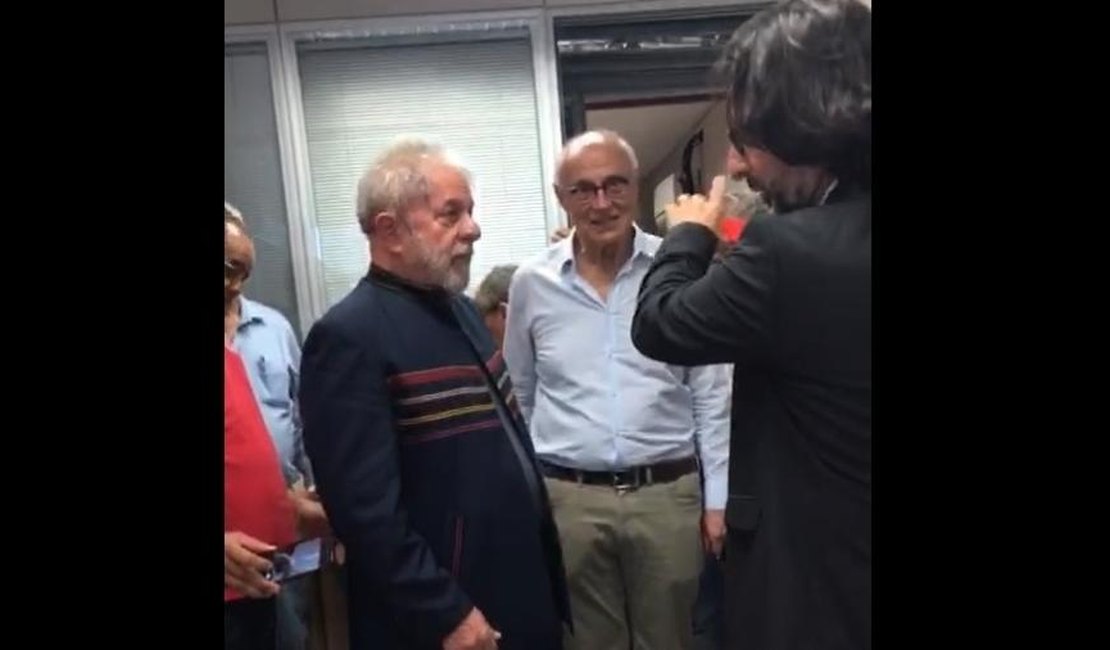 Médico de Lula pede desfibrilador: 'A pressão está alta e ele, emocionado
