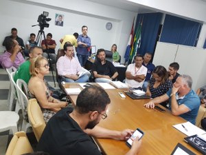 Servidores públicos de Maceió se reúnem em assembleia para discutir greve