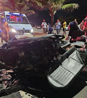 Carro bate contra coqueiro e deixa uma pessoa morta e outra presa às ferragens no Pontal da Barra