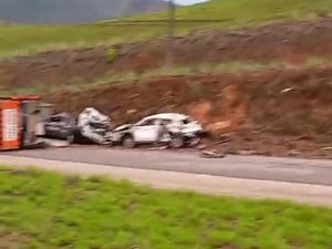 [Vídeo] Caminhão-cegonha tomba na BR 101 em Novo Lino