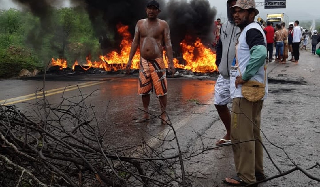 Indígenas bloqueiam trecho da BR-423 em protesto