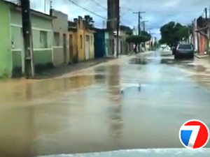 [Vídeo] Pancada de chuva alaga vias públicas de Arapiraca