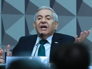 Augusto Heleno deixa Comando Militar para cumprir prisão domiciliar