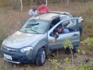 Atingido por tiro, jovem capota com carro e morre; passageiro ficou ferido
