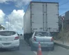 Colisão entre carro e caminhão complica o trânsito na Avenida Leste-Oeste, em Maceió