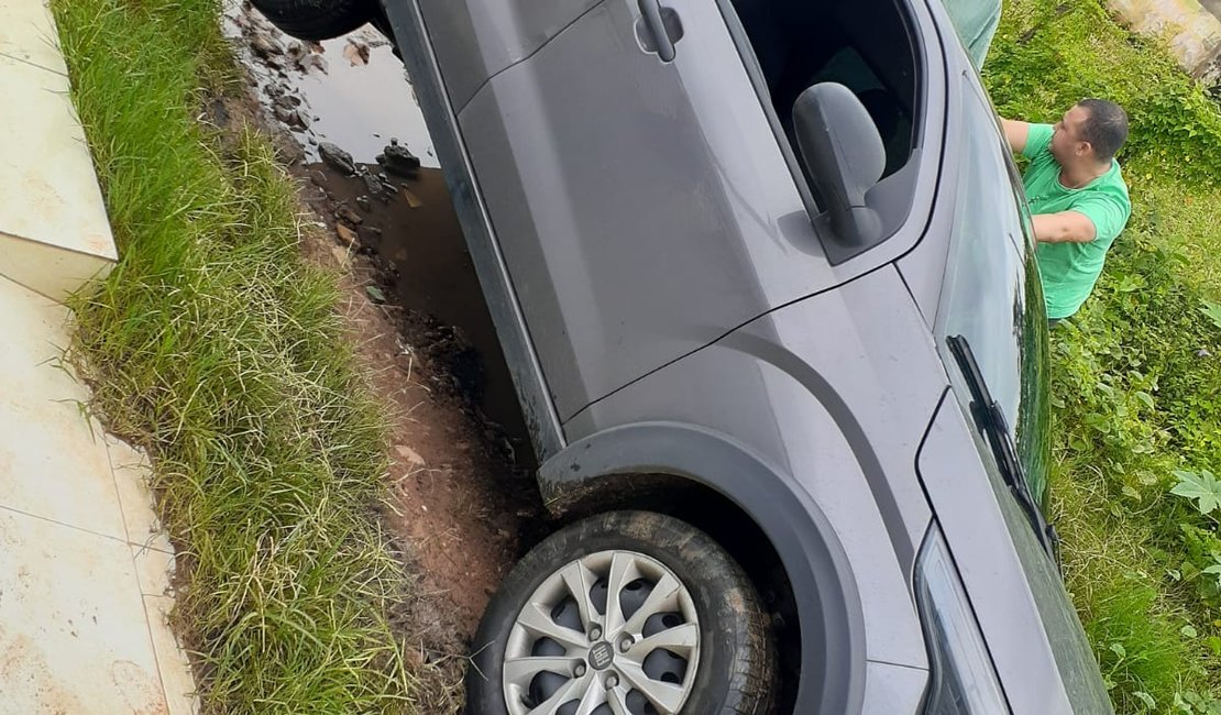 Carro cai em buraco na rua João Farias no bairro Vila Maria