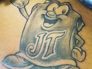 Jojo Todynho faz tatuagem entre os seios com desenho que originou nome artístico