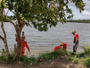 Mãe reconhece corpo do filho, que foi encontrado boiando no Lago da Perucaba