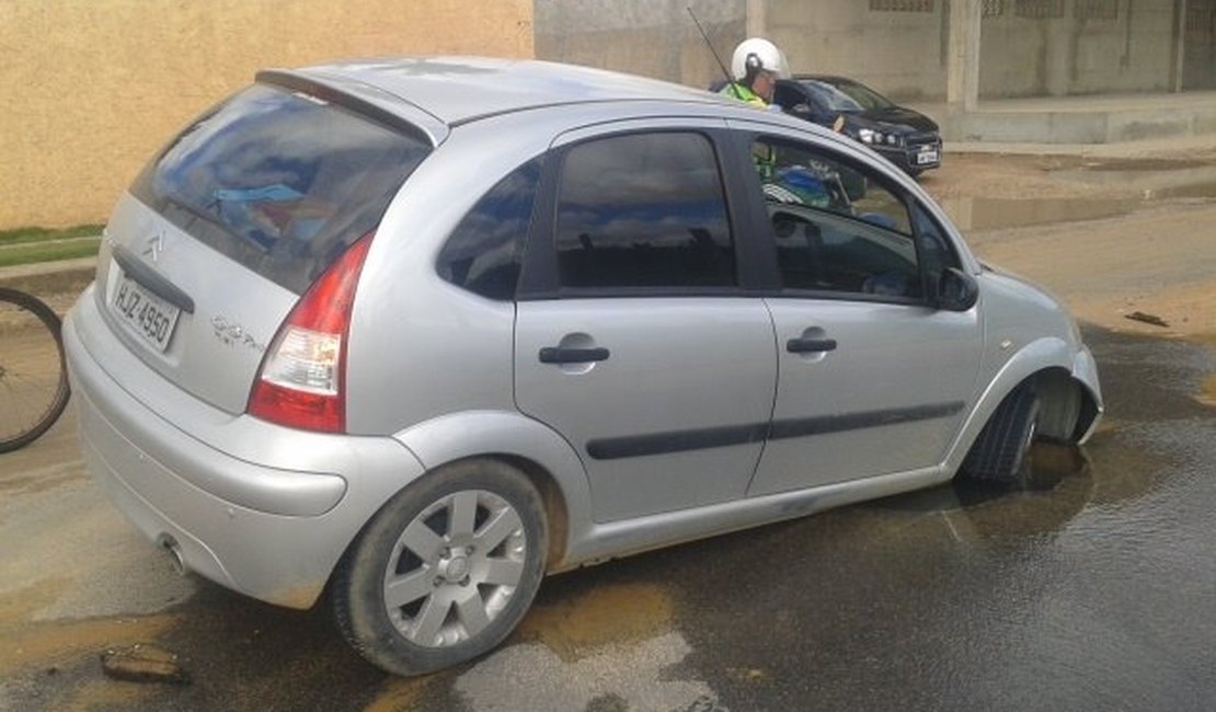 Em Arapiraca, carro cai em boca de lobo sem tampa