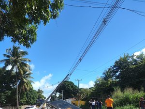 [Vídeo] Poste cai na AL101-Norte e via fica interditada