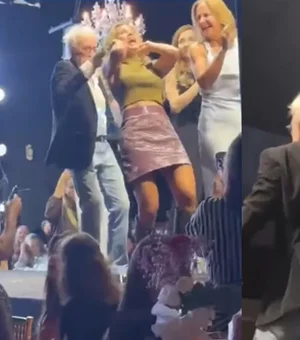 Moacyr Franco beija mulher na boca e puxa cabelo de fã em evento