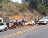 Caminhão perde controle, colide e derruba carga de areia em moto e carro na Afrânio Lages