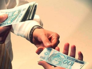 Empresa deve pagar multa por atraso de salários