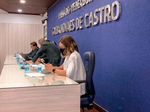 Cibele Moura prestigia sessão da Câmara de Maceió e reforça apoio a projetos