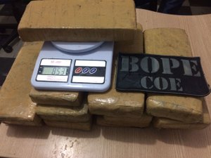 Polícia aborda homem fumando maconha e encontra 10 quilos da droga
