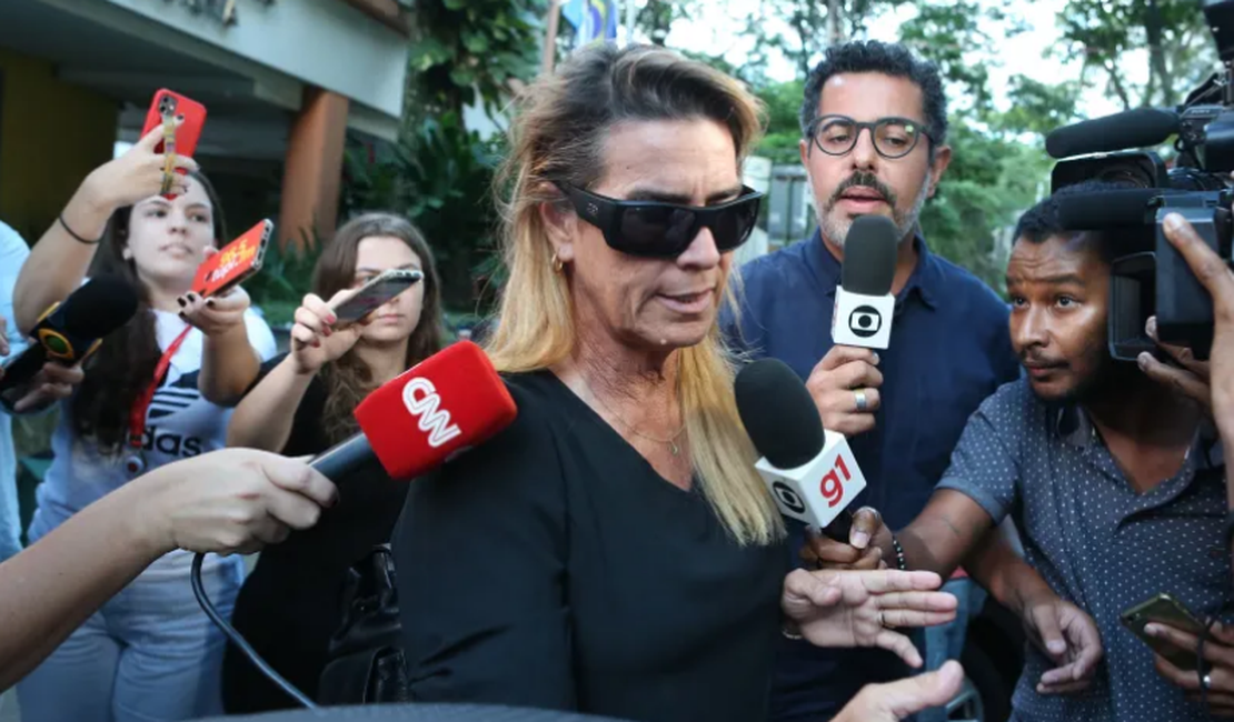 Ex-jogadora de vôlei investigada por agredir entregador com coleira de cachorro se apresenta para depor