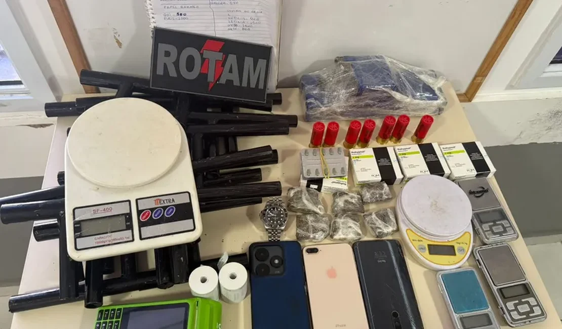 Homem é preso com mais de 10 armas e drogas em apartamento na Serraria