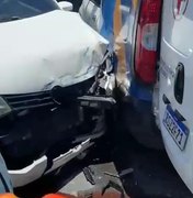 Acidente entre carro e ambulância deixa uma mulher ferida na Av. Fernandes Lima