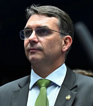 Flávio Bolsonaro pressiona por candidatura própria do PL ao governo de Alagoas
