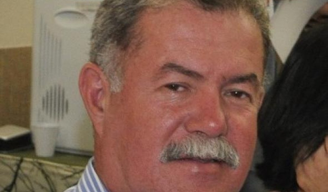 Prefeito atrasa salários por falta de recursos, mas quer aumentar número de secretarias