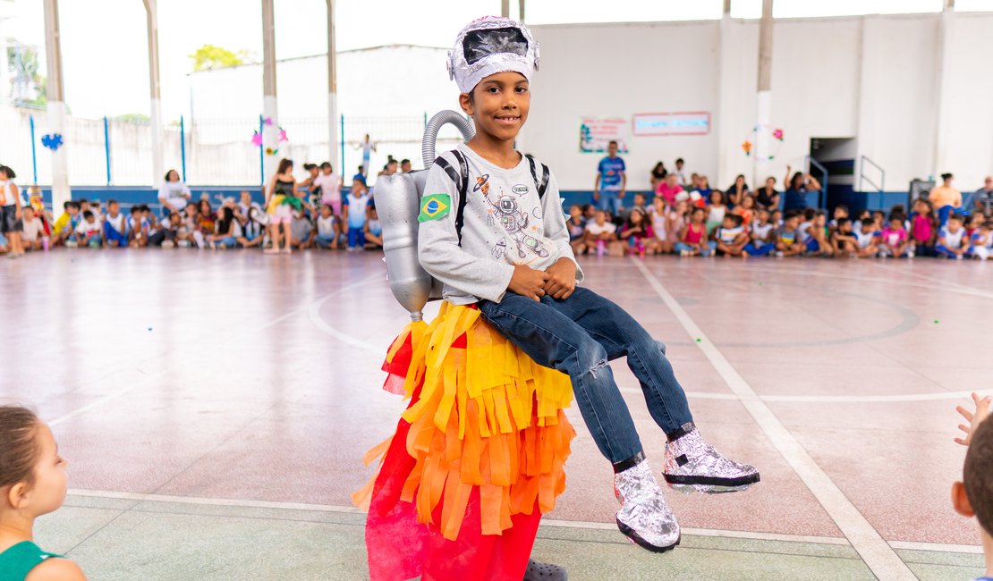 Escola municipal de Maceió abre Semana da Criança com desfile de moda sustentável