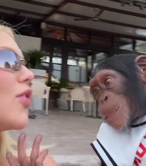 Virginia surge beijando macaco durante viagem de luxo em Dubai