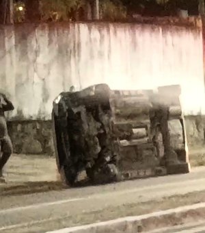 Carro com criança a bordo capota em alta velocidade e quase atinge moto na AL-101, em Maceió