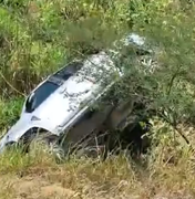Motorista perde controle de carro e cai em vala na AL-220, em Arapiraca