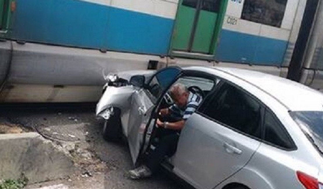 Veículo colide contra VLT de Maceio e deixa o trânsito lento