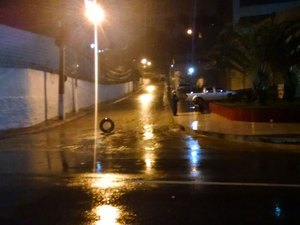 Por conta das chuvas, barreira da Sococo desliza e interdita trânsito no Jacintinho