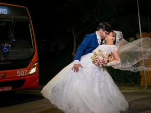 Ganhamos até haters: noiva causa sensação ao chegar de ônibus no casório