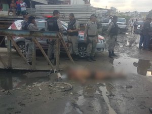 Homem é assassinado a tiros; corpo foi arrastado e jogado na lama 