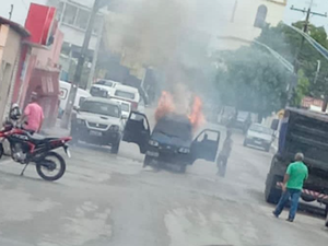 Motorista toma um susto ao perceber que veículo estava em chamas enquanto ele dirigia