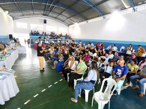 Prefeitura entrega mais de 11 mil fardamentos e livros para estudantes da Rede Municipal de Palmeira