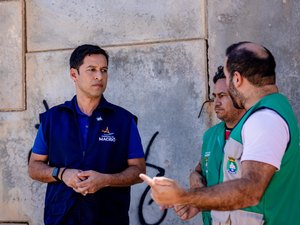 Rodrigo Cunha acompanha flagrante de esgoto clandestino em Jacarecica