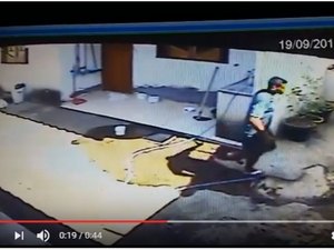 [Vídeo] Câmera flagra suposto assaltante invadindo casa em bairro de Arapiraca
