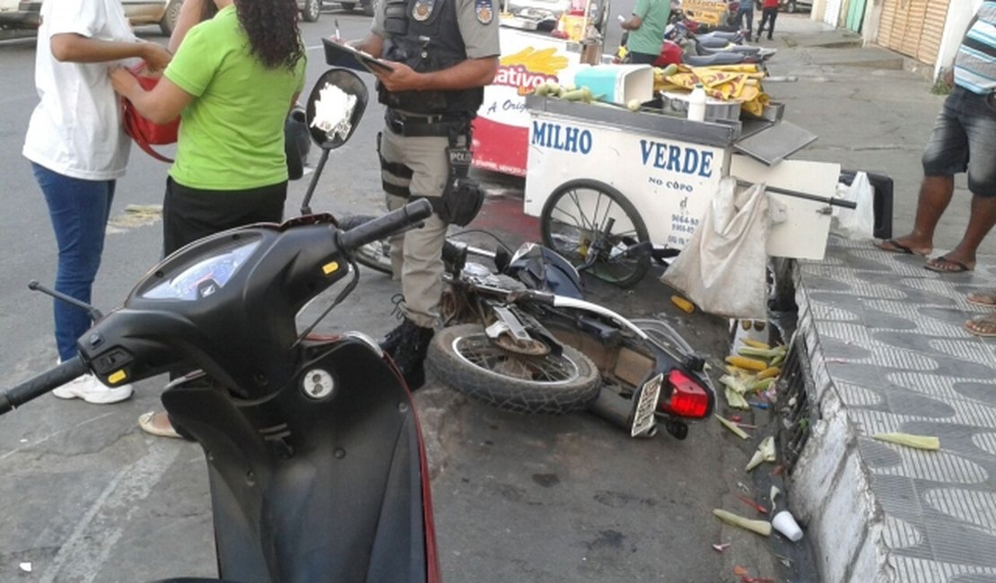 Vendedor ambulante sofre queimaduras com óleo após ser atingido por motocicleta