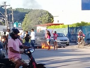 Familiares e amigos de jovem desaparecido bloqueiam trânsito no Barro Duro 