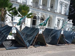 Camponeses de Murici acampam no Palácio para encontro com governador