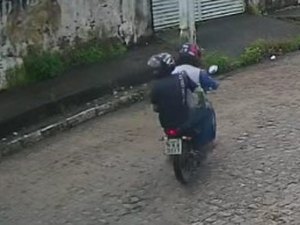 [Vídeo] Dupla em motocicleta provoca pânico praticando assaltos no Bairro Brasília