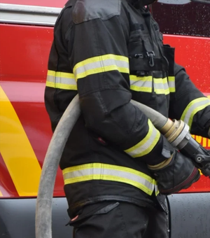 Incêndio atinge veículo na Avenida Juca Sampaio, em Maceió