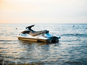 Mulher fica ferida ao cair de moto aquática em praia no município de Maragogi